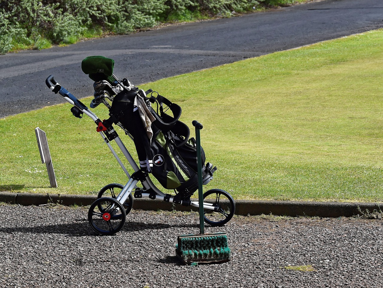 golf, golf course, putting green, golf clubs, golf bag, trolley, cart, green, course, nature, grass, sport, game, recreation, club, leisure, outdoor, ball, hole, play, golfing, activity