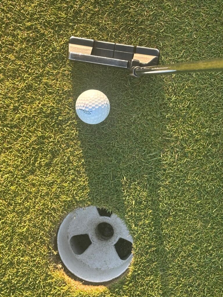 putter lining up to hole shot